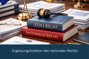 EU- und Deutschlandflagge neben Gesetzbüchern zum Zollrecht und nationalen Recht – Symbolbild für die Ergänzungsfunktion des nationalen Rechts im Zollrecht